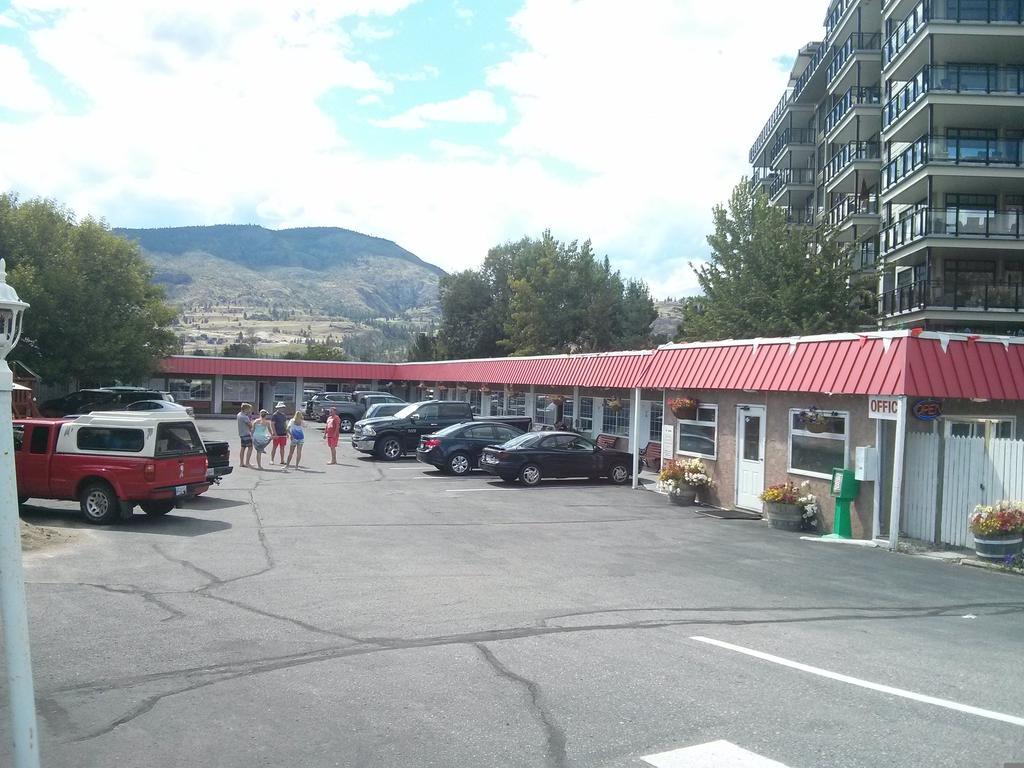 Holiday House Motel Пентиктон Экстерьер фото