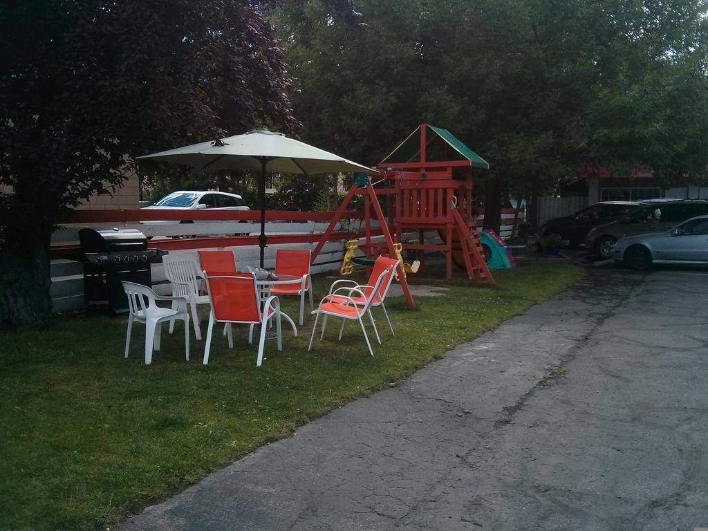 Holiday House Motel Пентиктон Экстерьер фото