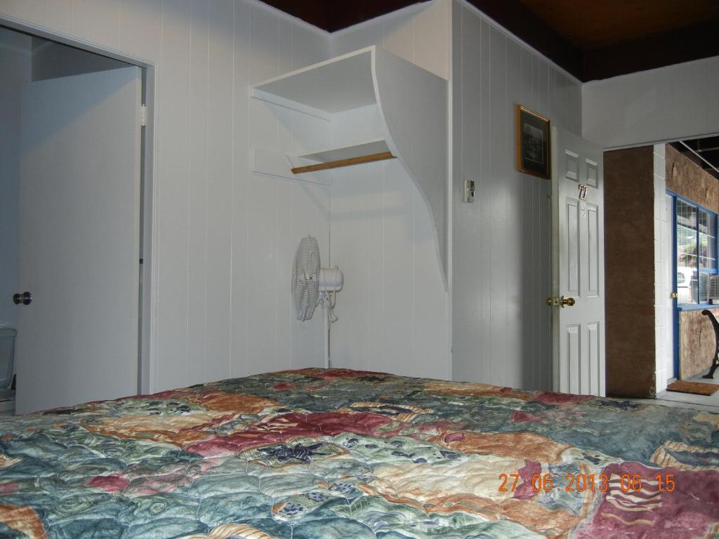 Holiday House Motel Пентиктон Номер фото