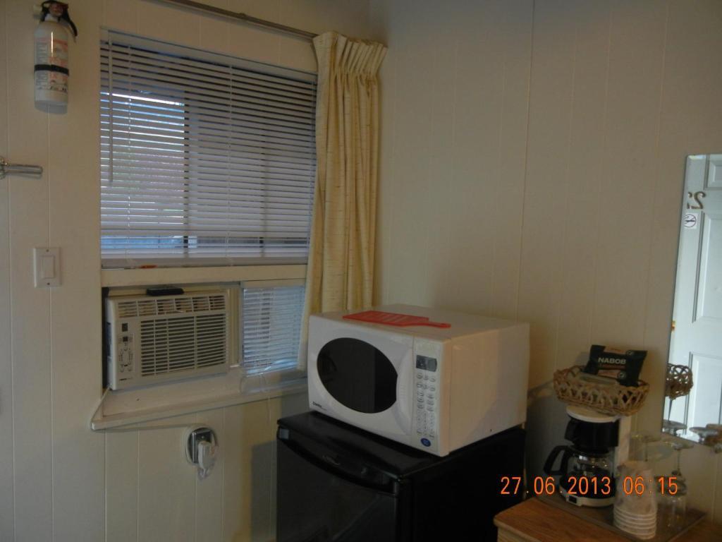 Holiday House Motel Пентиктон Номер фото