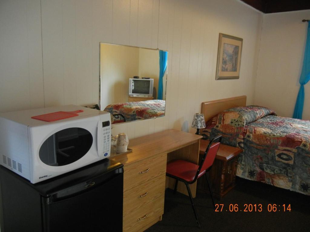 Holiday House Motel Пентиктон Номер фото