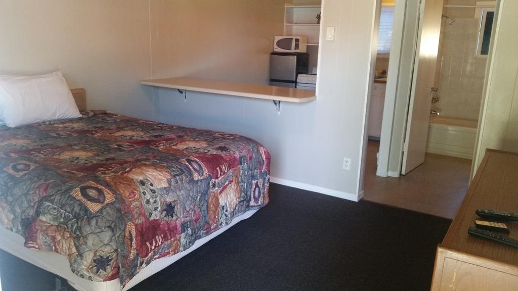 Holiday House Motel Пентиктон Экстерьер фото