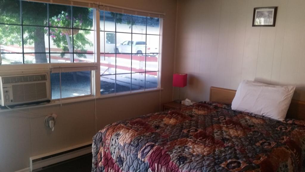 Holiday House Motel Пентиктон Экстерьер фото