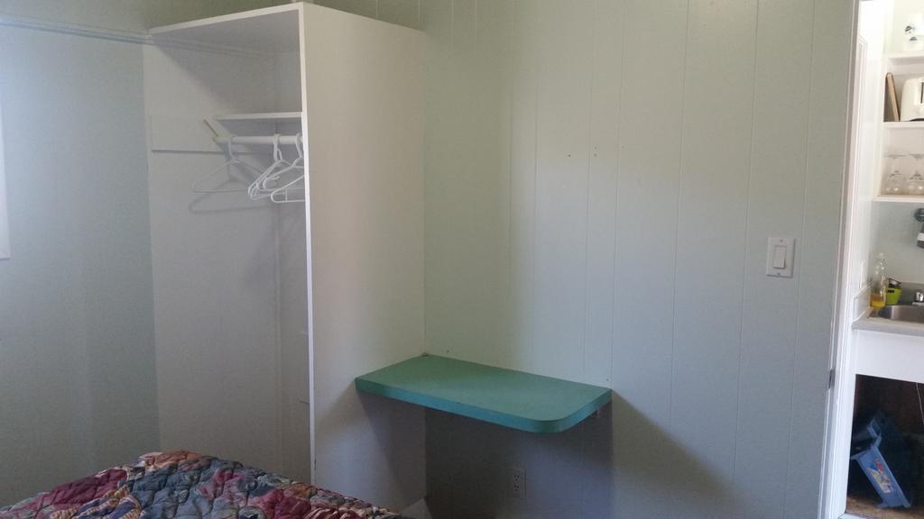 Holiday House Motel Пентиктон Экстерьер фото