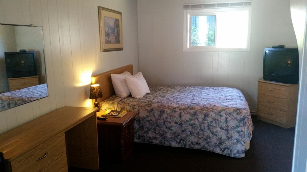 Holiday House Motel Пентиктон Экстерьер фото
