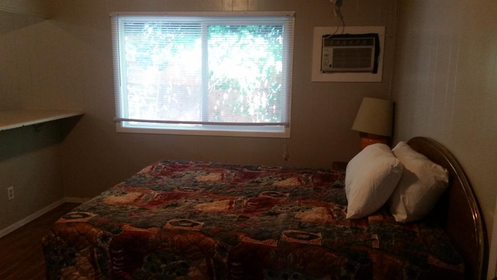 Holiday House Motel Пентиктон Экстерьер фото