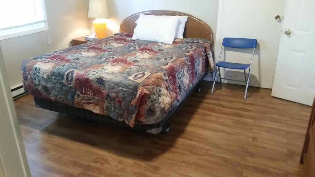 Holiday House Motel Пентиктон Экстерьер фото