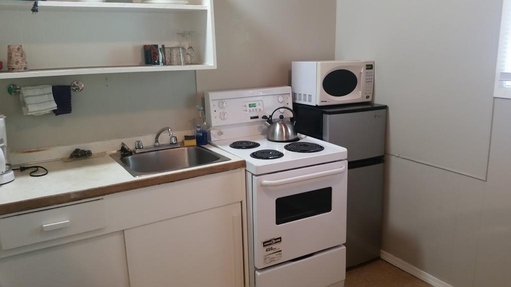 Holiday House Motel Пентиктон Экстерьер фото
