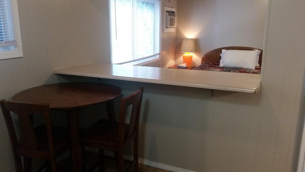 Holiday House Motel Пентиктон Экстерьер фото