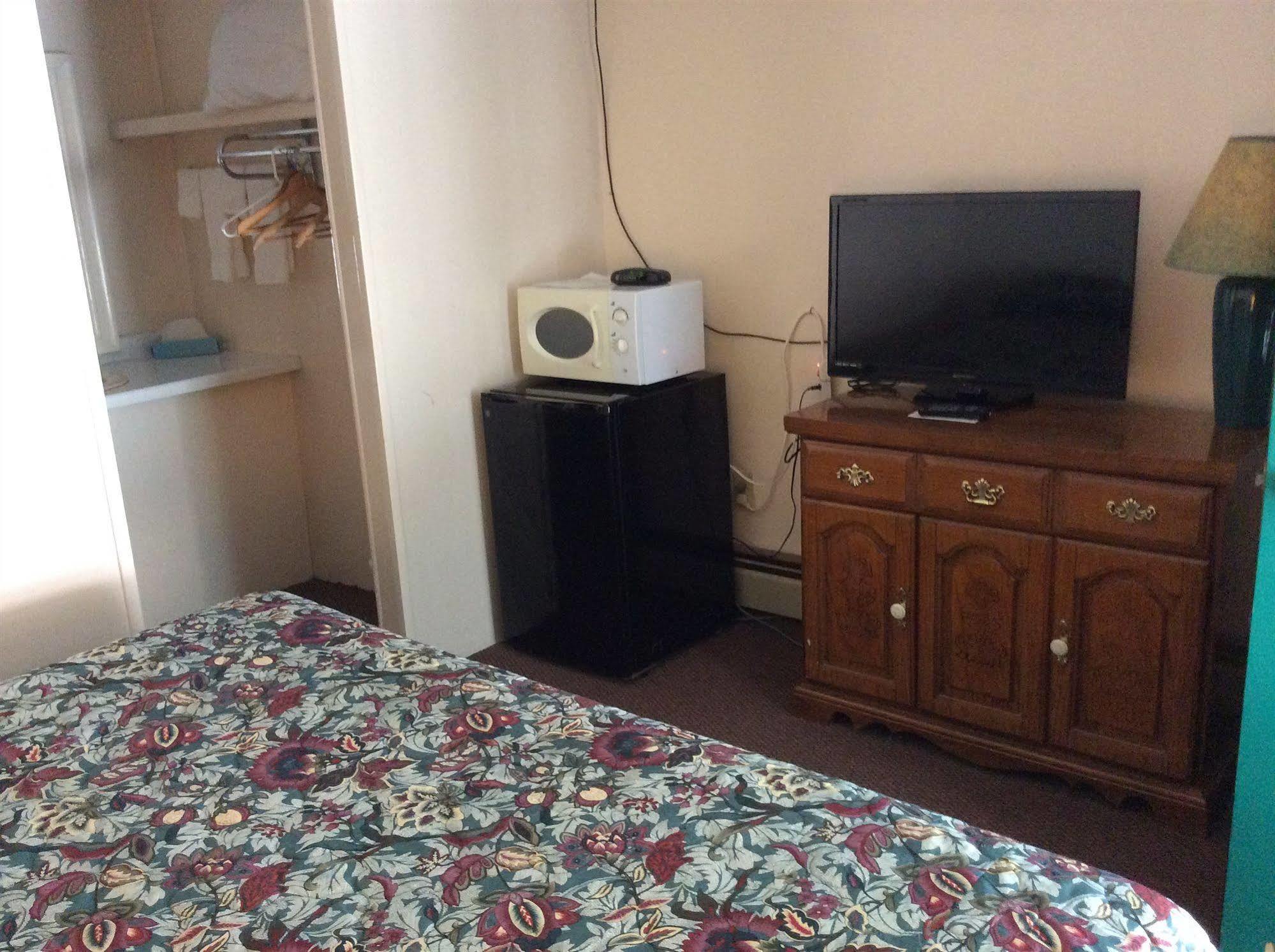 Holiday House Motel Пентиктон Экстерьер фото