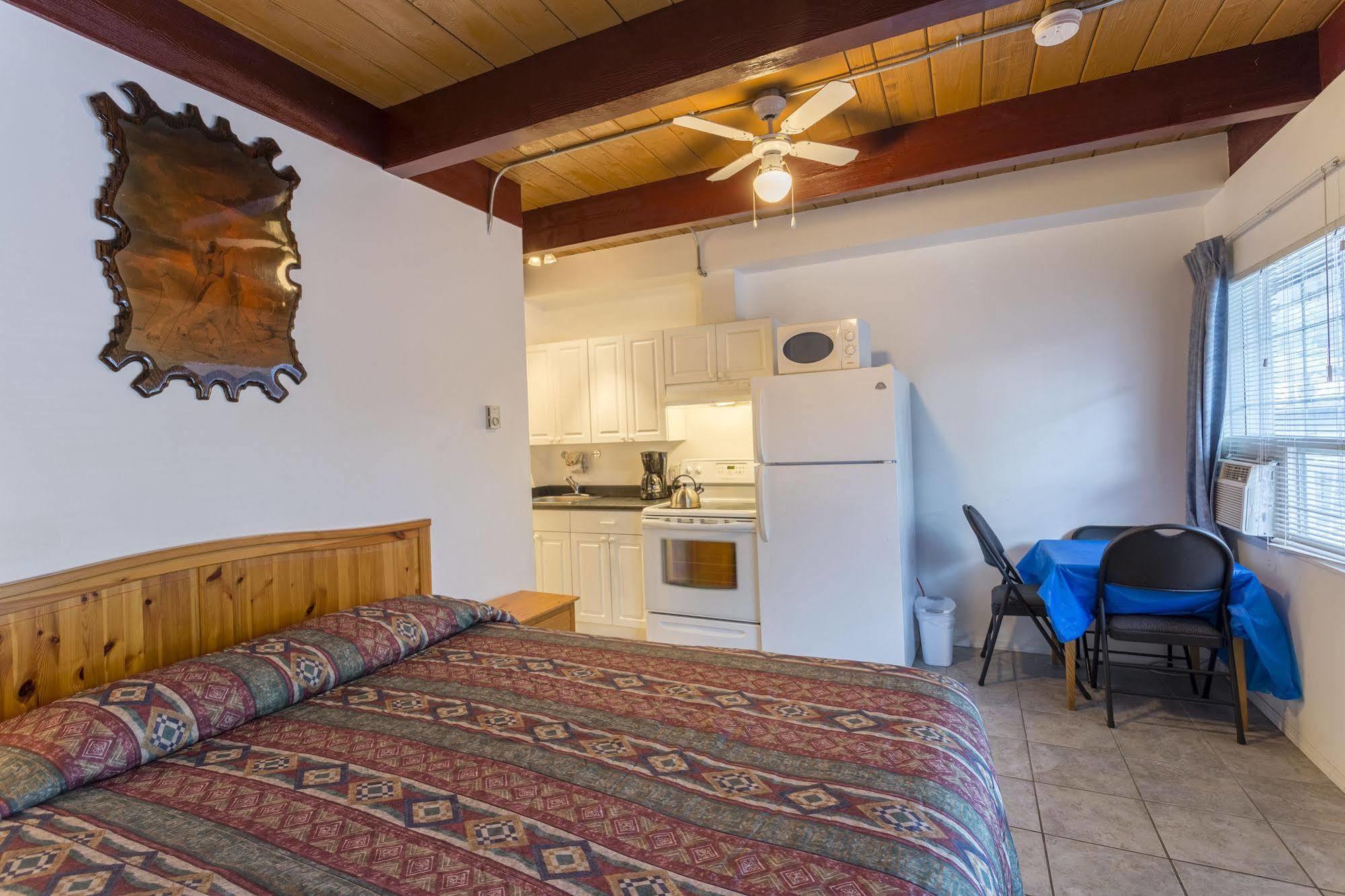 Holiday House Motel Пентиктон Экстерьер фото