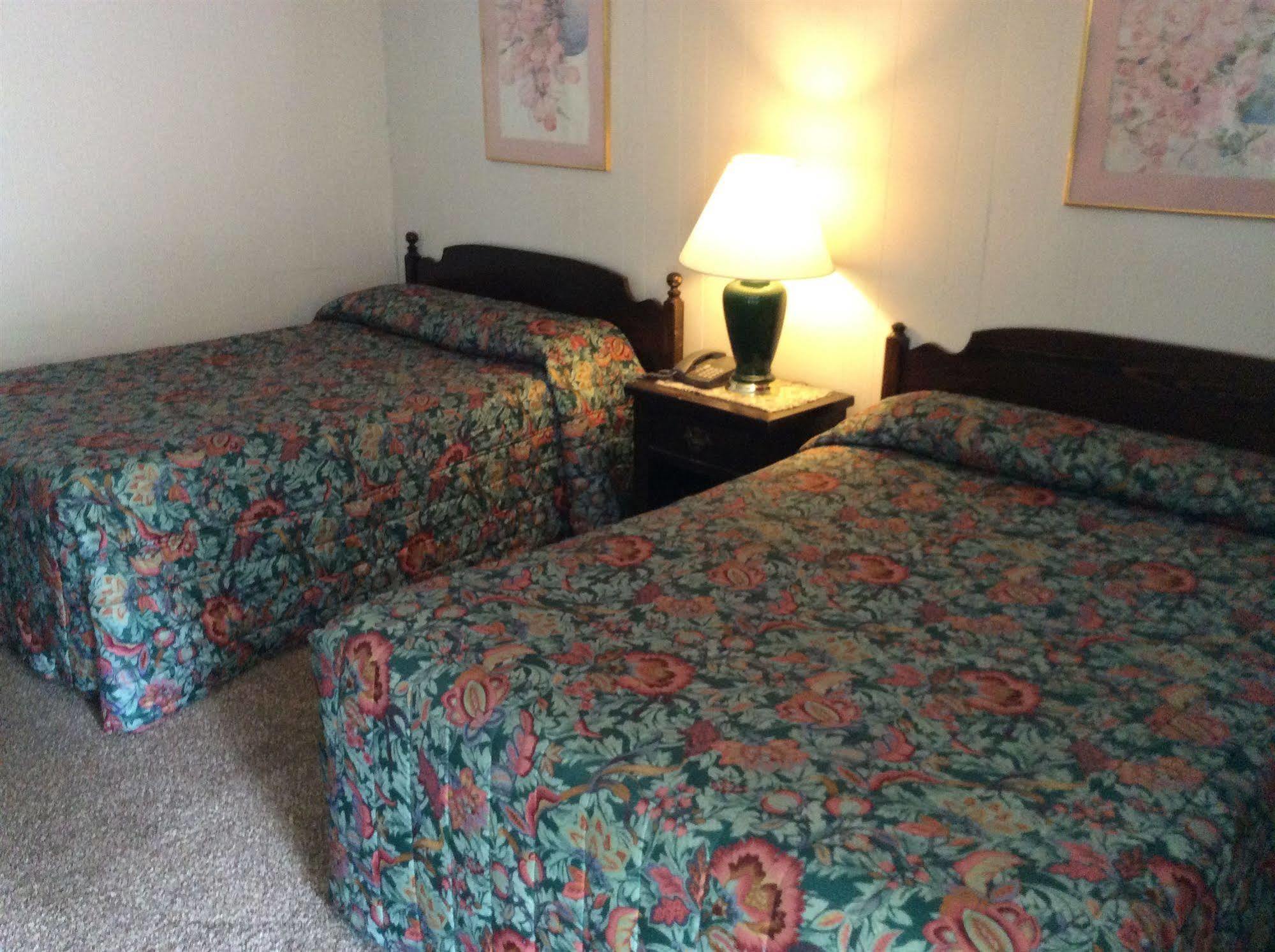 Holiday House Motel Пентиктон Экстерьер фото
