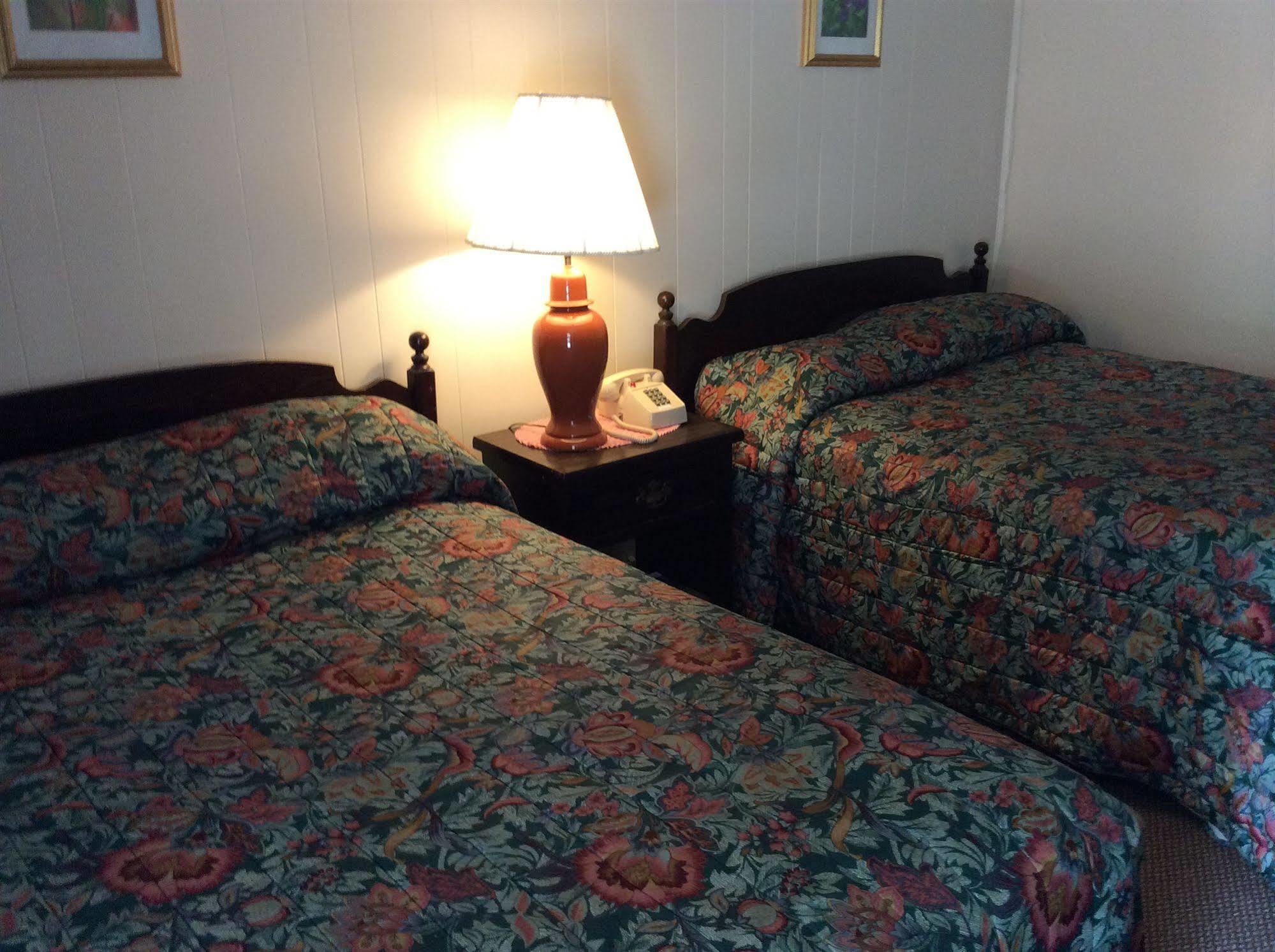 Holiday House Motel Пентиктон Экстерьер фото