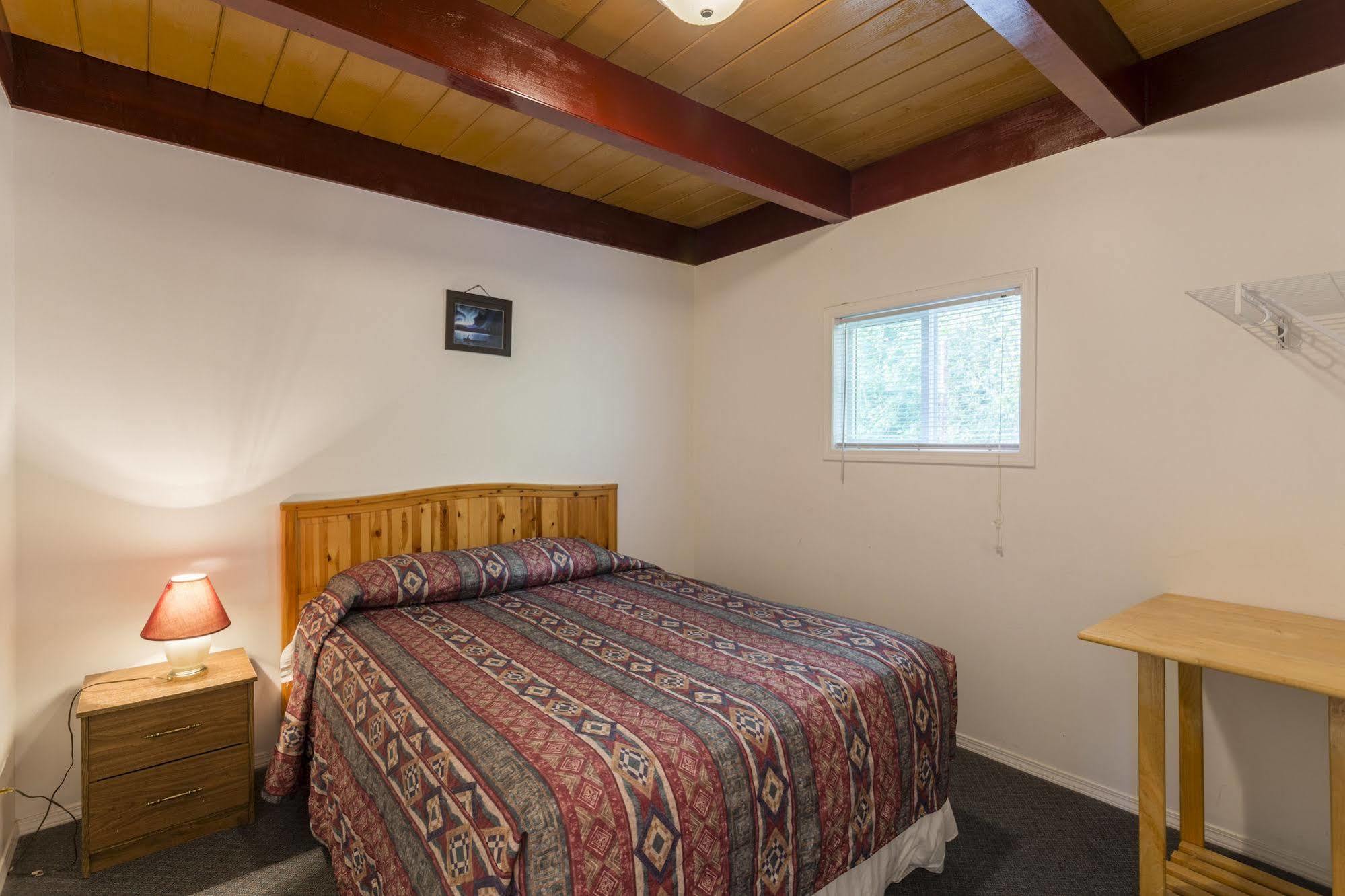 Holiday House Motel Пентиктон Экстерьер фото