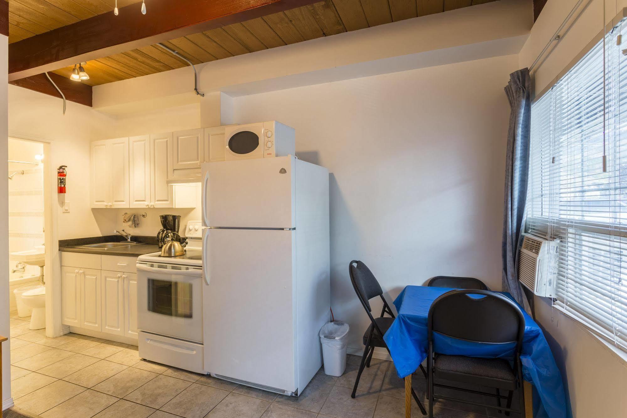 Holiday House Motel Пентиктон Экстерьер фото