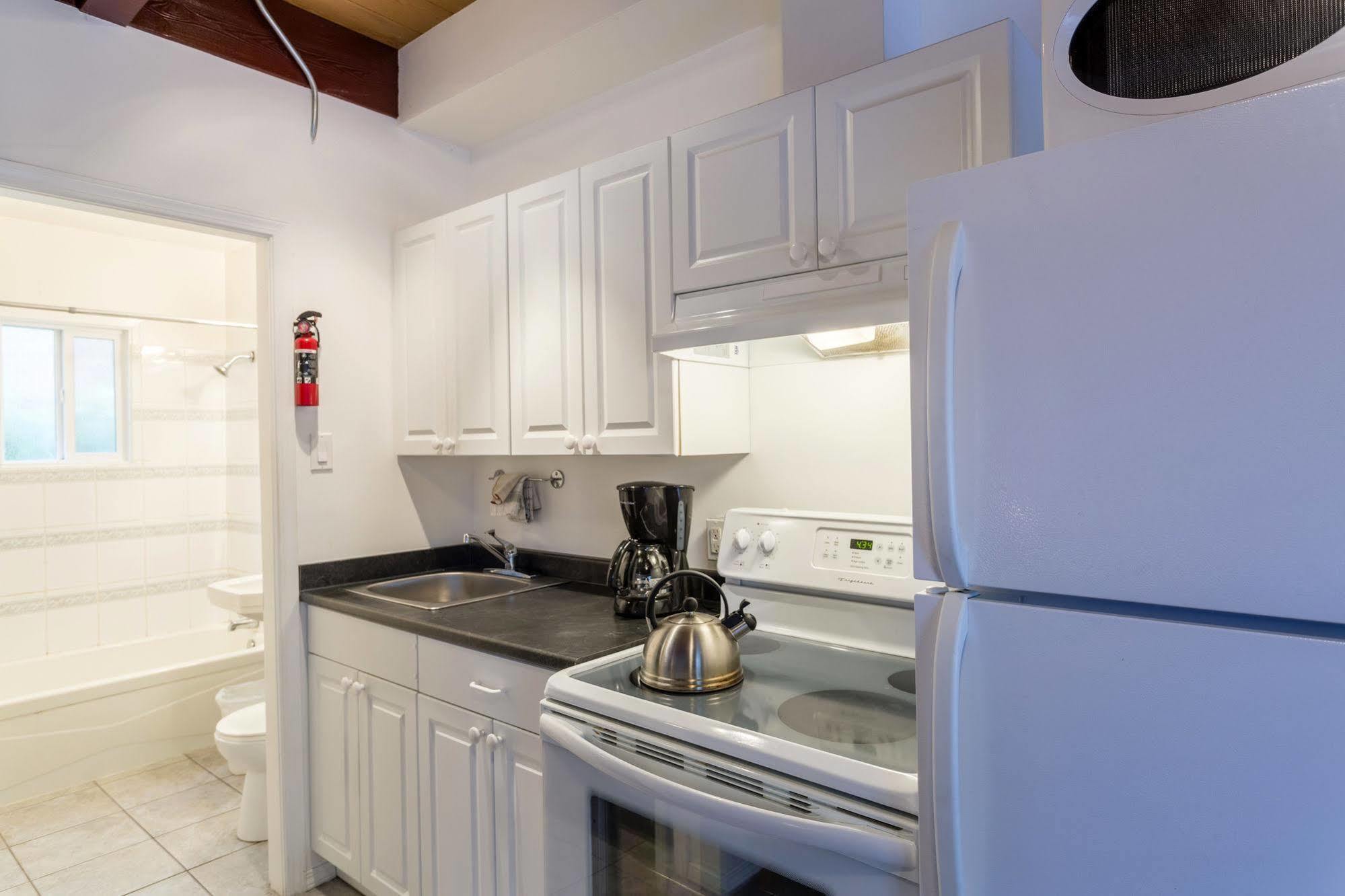 Holiday House Motel Пентиктон Экстерьер фото