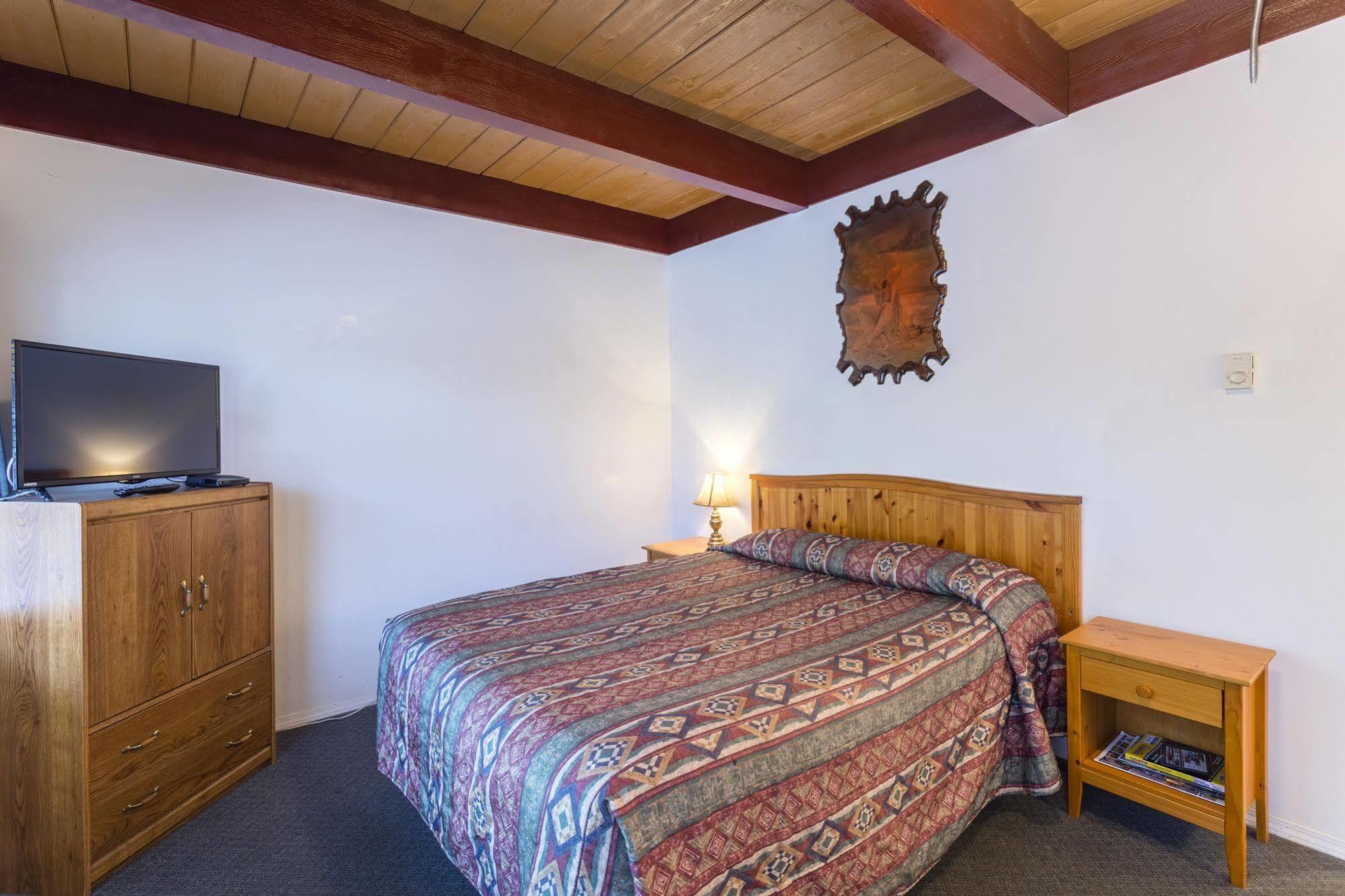 Holiday House Motel Пентиктон Экстерьер фото